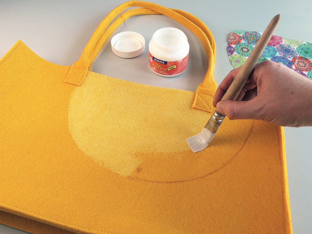 Step 1 - Untergrund bestreichen mit Textil Potch Step 1 - Untergrund bestreichen mit Textil Potch